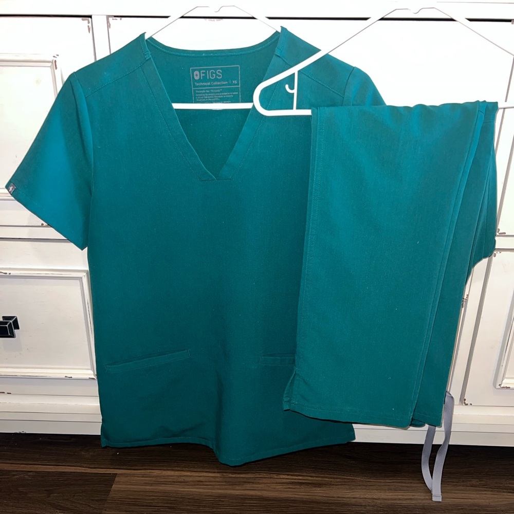 FIGS Hunter Green Scrub Set